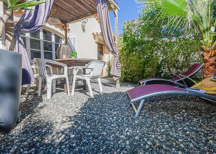 Hébergement de vacances Rêve D'azur plage de la Nartelle, maison Julia avec Piscine partagée, Parking&Terrasse BBQ, Wifi et Draps Inclus *