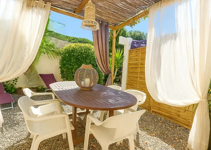 Hébergement de vacances Rêve D'azur plage de la Nartelle, maison Julia avec Piscine partagée, Parking&Terrasse BBQ, Wifi et Draps Inclus