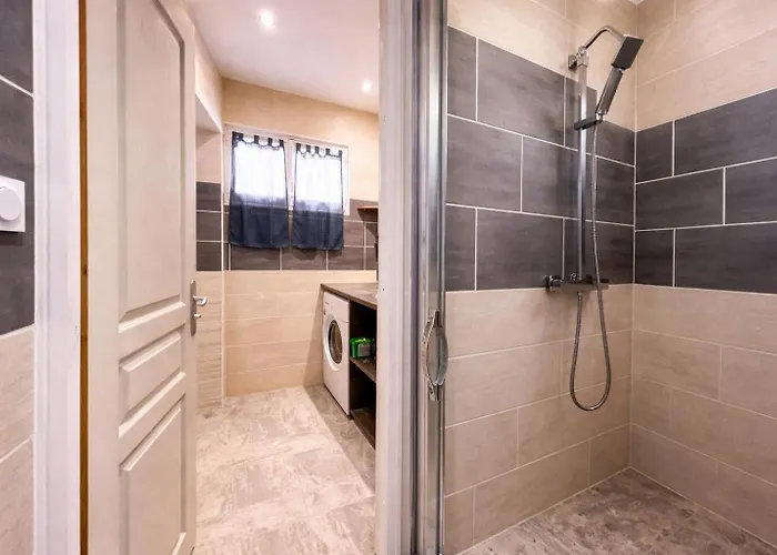 Reve D'azur: Beachfront With Shared Pool And Bbq Terrace Holiday home *